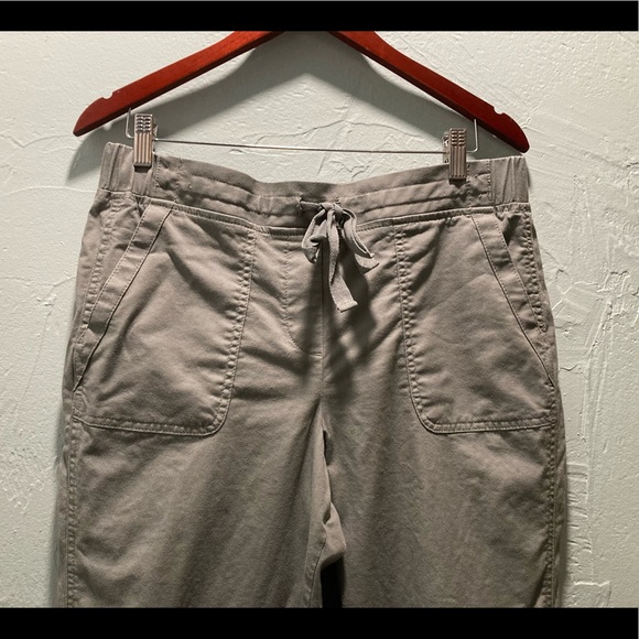 Talbots 
12P Capris Olive Green 
Elastic waist 
Front pockets - Picture 7 of 7